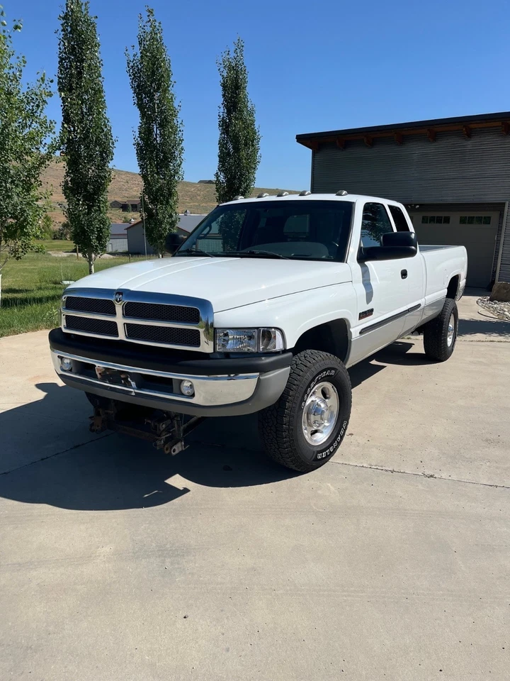 Dodge Ram 2500 SLT Laramie 2001 4x4 lb 6 velocidades manual 5,9 L Cummins diésel Foto 1 de 4