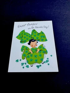 1 tarjeta de felicitación del día de San Patricio MCM Norcross Betty Bow de colección, guiñando un ojo en verde - Imagen 1 de 3