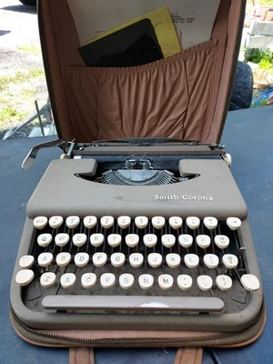 Máquina de escribir Smith Corona vintage con estuche de cuero sin probar Foto 1 de 4