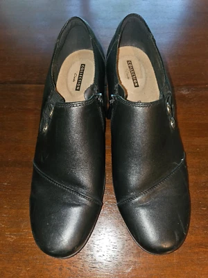 Zapatos de salón Clarks EMSLIE WARREN para mujer talla 9M de cuero negro con tacones de 2,25" Foto 1 de 4