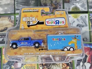 Greenlight Hitch & Tow Series 2017 Toys R Us 2016 RAM 2500 con remolque - Imagen 1 de 10