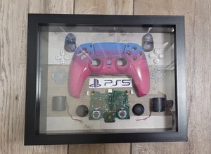 PLAYSTATION/PS5 Shadowbox diorama para mando ps5 decoración de pared sala de juegos negro - Imagen 1 de 5