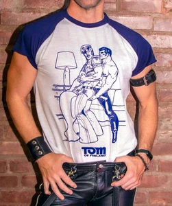 TOM OF FINLAND THE REPAIR MAN LEATHERMENS HERREN T-SHIRT GAY CULTURE T-SHIRT - Bild 1 von 10