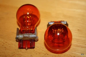 2 x NEW OEM Wagner 12V 5702KA 5702 KA Automotive Turn Signal Light Bulb Amber - Picture 1 of 2
