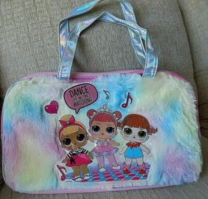 L.O.L. ¡SORPRESA! BOLSO DE LONA GRANDE CON PIEL DE ARCO IRIS EN LA PARTE DELANTERA Y 3 MUÑECAS CON CORREAS - Imagen 1 de 8