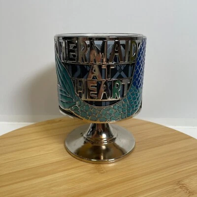 Pedestal portavelas Bath & Body Works Mermaid At Heart de metal plateado con 3 mechas Foto 1 de 4