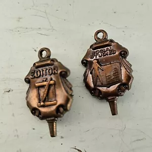 Vintage 2er Set Josten Academic Awards Bronze Pins Redakteur und Sozialkunde - Bild 1 von 7