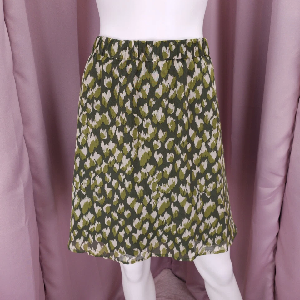 Falda para mujer Banana Republic verde a lunares de gasa elástica línea A mediana Foto 1 de 4