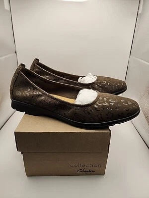 Clark's Mujer Jenette Ease Pisos Verde Oliva Gamuza NUEVO Puntera Cerrada Talla 7 M EE. UU. Foto 1 de 4