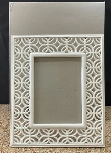 Nordstrom At Home 9x10,5” durchbohrter Keramik Bilderrahmen für 5x7” Foto, weiß - Bild 1 von 7
