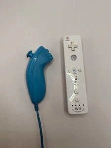 Juego de mando a distancia y nunchuk blanco/azul para Nintendo Wii FALTA ESPALDA - Imagen 1 de 6