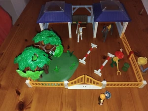 Playmobil Pferdekoppel mit drei Pferden und zwei Figuren + Zubehör - Bild 1 von 5
