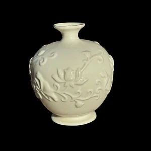 Lenox Ivy Cottage Cream Off White Embossed 5” Floral Gold Rim Bulb Ceramic Vase - Picture 1 of 10