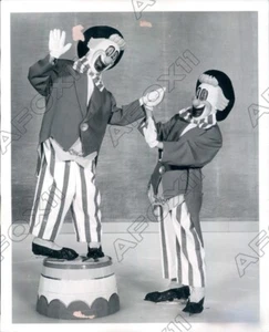 Eiskapaden Zirkus auf Eis inklusive cleverer Clowns & Akrobaten Pressefoto - Bild 1 von 2