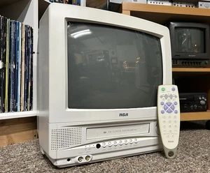 Vintage RCA T13070WH 13” CRT TV/VHS Combo Player w/ Remote White TESTED ✅ - Picture 1 of 18