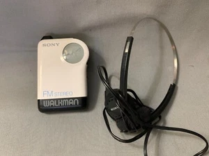 Vintage 1980er Sony FM Stereo Walkman SRF-26 Radio weiß Gürtelclip getestet funktioniert - Bild 1 von 7
