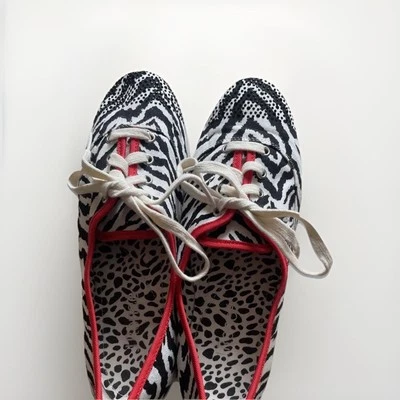 Tênis feminino tamanho 8,5 estampa zebra cravejado escuna por J Renee - Imagem 1 de 4