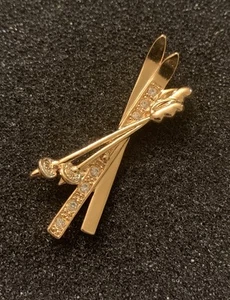 Vintage Avon Skiing Ski Poles White Rhinestone Gold Tone Lapel Pin -SP4 - Bild 1 von 4
