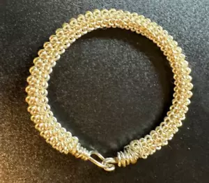 Pulsera artesanal tono plata sin deslustre cierre de gancho de alambre se adapta a talla 6-7 - Imagen 1 de 4