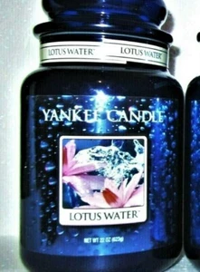 Yankee Kerze im Ruhestand LOTUSWASSER ~ blaues Glas ~ groß 22 Unzen ~EXTREM SELTEN ~ NEU - Bild 1 von 2