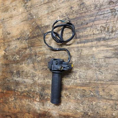 Kawasaki KD 1975 100 mango de aceleración Foto 1 de 4