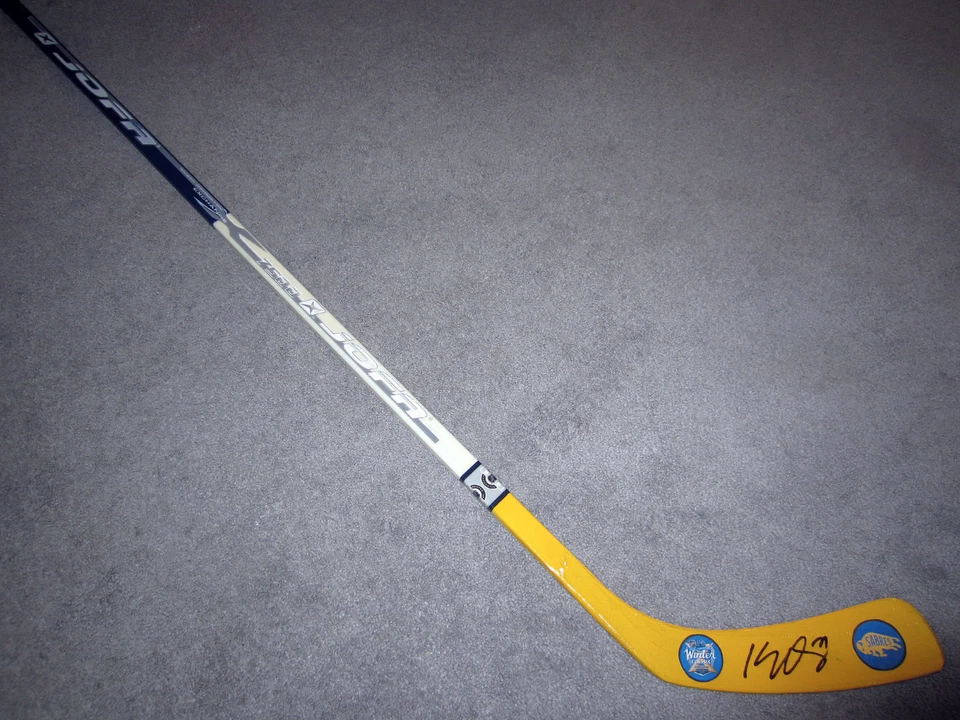 Palo de hockey firmado por Kyle Okposo Buffalo Sabres con certificado de autenticidad 2018 Winter Classic X Foto 1 de 2