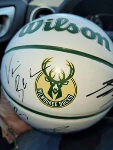 2021 22 Milwaukee Bucks Signed Mini Basketball - Bild 1 von 5