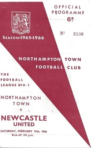 NORTHAMPTON TOWN V NEWCASTLE UNITED ~ 19 DE FEBRERO DE 1966 ~ ZAPATEROS EN PRIMER VUELO! - Imagen 1 de 1