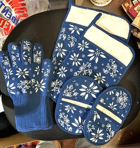 NUEVO Temptations GUANTES SEGUROS PARA HORNO, Mitones para Horno, HOT PADS, Tara Azul Floral - Imagen 1 de 3