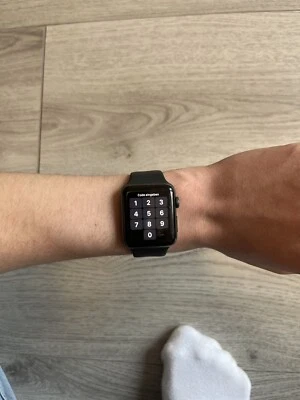 Apple Watch Series 3 42mm Aluminiumgehäuse-Space Grau mit Sportarmband in... - Bild 1 von 4