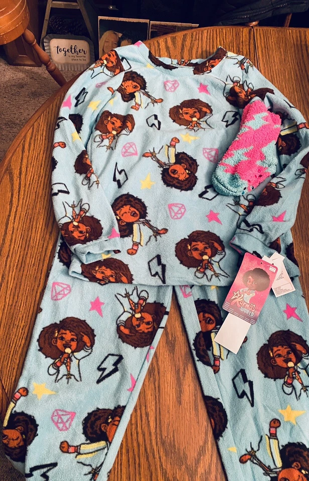 Nuevo~”Karma's World”~Manga Larga~Suave/Cómodo~Juego de Pijama con Calcetines Acogedores~ Talla M(8) Foto 1 de 1