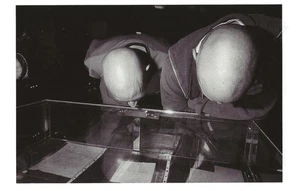 AK Bruce Gilden, Foto "Autogrammzimmer im Hotel Drouot, Paris" 1999 postfrisch - Bild 1 von 1
