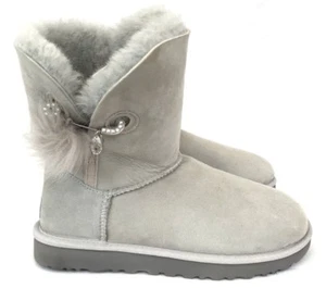 UGG Irina Damen Soft Lammfell Stiefel Statement Pin Pom Pom Swarovski Kristall - Bild 1 von 4
