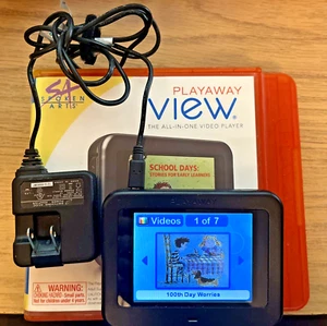 Playaway Mini Color Video Player - School days - 1.25 Hour audio Ex-Library - Foto 1 di 16