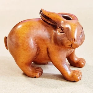 Q4769 - Estatuilla Netsuke de boj tallada a mano de 2" talla: encantador conejo - Imagen 1 de 12