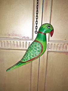 VINTAGE STIL HÄNGENDER HANDBEMALTER INDISCHER PAPAGEI AUS HOLZ - Bild 1 von 12