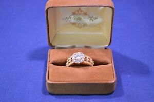 Modny pierścionek z cyrkonią w kolorze złotym, pięknie wykonany, w pudełku, w idealnym stanie