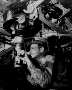 Officer at periscope in control room of submarine World War 2 WWII 8 x 12 Photo - Picture 1 of 1