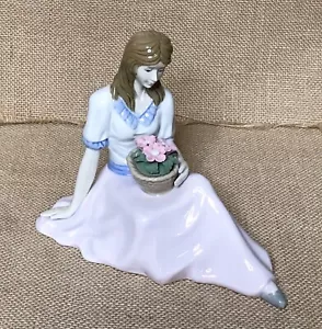 Porzellan Dame mit Blumenkorb Figur Dekoration feminine Kokette Romantik - Bild 1 von 8