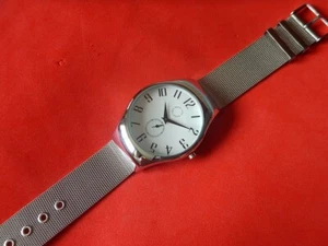 Large Watch With Modern Unisex Design On Milanese Steel Strap - Picture 1 of 11