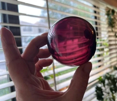 Глубокое красное стекло поплавок, 2 3/4 дюйма в диаметре - Изображение 1 из 4