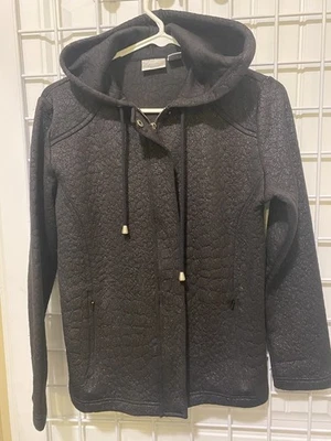 ZENERGY by CHICO SUDADERA CON CAPUCHA ACOLCHADA NEGRA BRILLANTE TALLA 0 CREMALLERA FRONTAL ACTIVA Foto 1 de 4