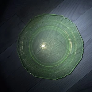 Green Depression Uranium Glass Florine Poppy Salad Plate Hexagon - Bild 1 von 3