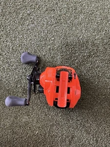 Sougayilang Baitcasting Fishing Reel RH SMALL CRACK READ - Picture 1 of 6