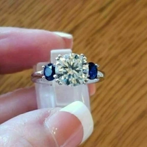 Damen 2,40 Kt Rund Blau & Weiß Diamant Dreistein Verlobungsring Weißgold-Finish - Bild 1 von 4