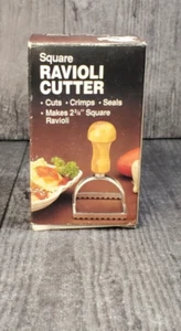 Nuevo en caja cortador de ravioli cuadrados de colección 2 3/4" cortes de mango de madera sellos engarzados - Imagen 1 de 5