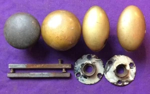 2 Brass Doorknobs 2 Partial Brass , 2 Backplates And 2 Spindles Used Vintage - Picture 1 of 3