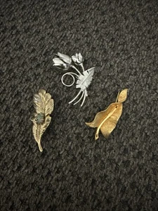 3-Vintage Blatt Broschen Anstecknadeln 2/goldfarben 1 silberfarben. EUC sauber - Bild 1 von 5