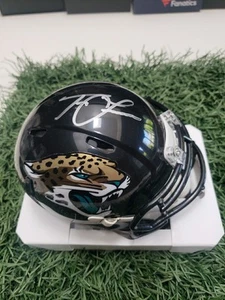 Mini Casco Negro Plano Firmado Trevor Lawrence Jaguars Fanáticos Tinta Dorada - Imagen 1 de 3