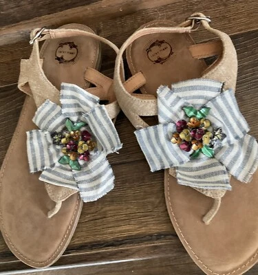 Tanga Lucky Penny bronceada adornos metálicos y roseta de algodón con volantes $98 7,5 Foto 1 de 4